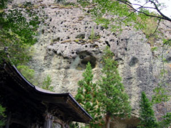 岩屋寺の巨大な岩石