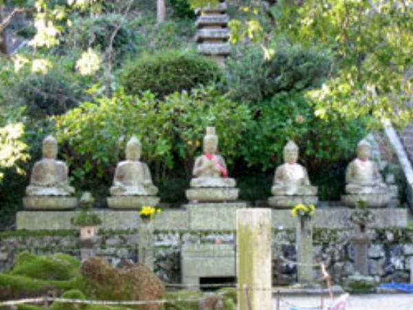 観音寺境内の石仏