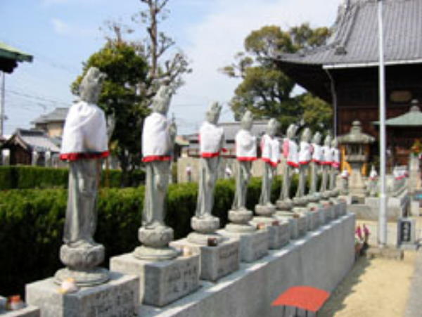 道隆寺境内の観音像