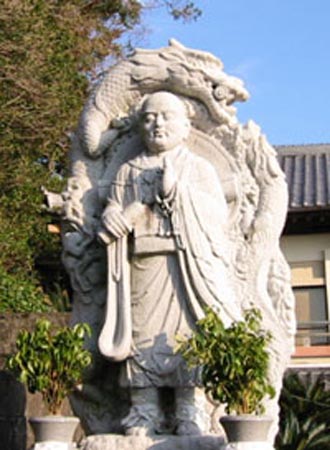 津照寺境内にある弘法大師像
