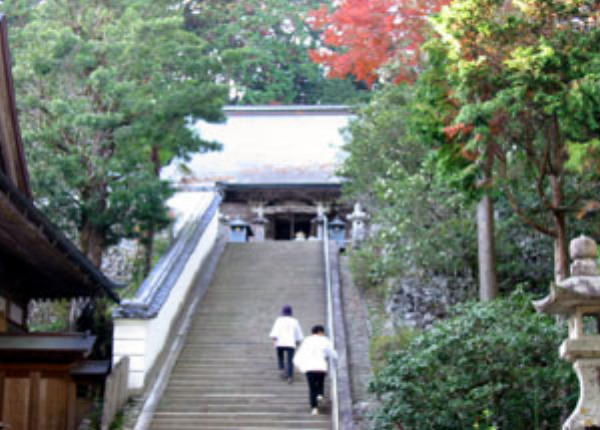 鶴林寺の本堂へ上る階段