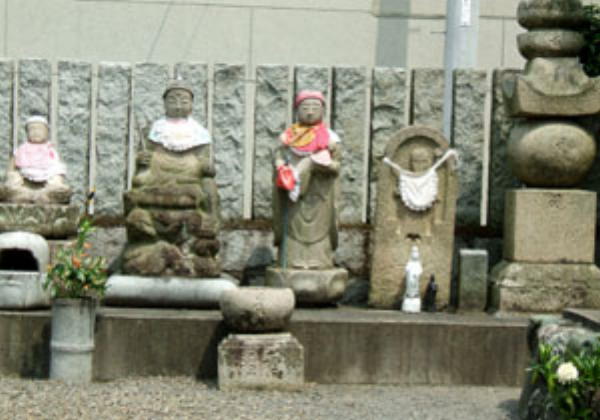 宝寿寺境内の石仏